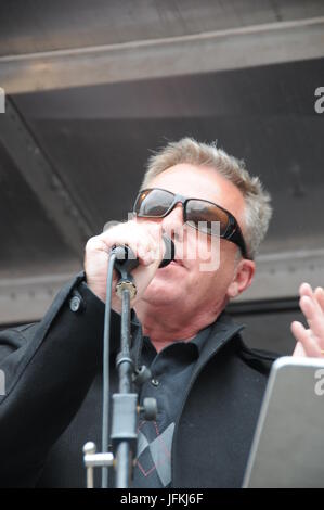 Suggs/Graham McPherson, Lead-Sänger der pop-Gruppe Madness spricht mit den Demonstranten gegen Sparpolitik im John McDonnells Anti-Tory März in London. Stockfoto