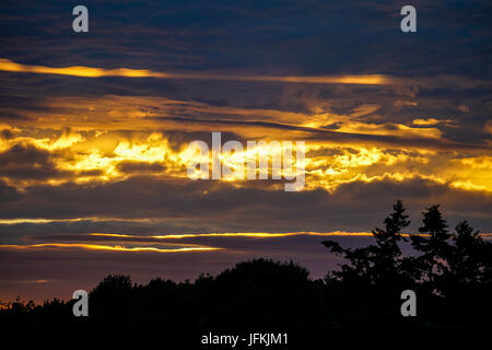 Tuesley Pereulok, Godalming. 1. Juli 2017. : UK trübe Wetter über den Home Counties heute Abend einen wunderschönen Sonnenuntergang zu bringen. Sonnenuntergang über Godalming, Surrey. Bildnachweis: James Jagger/Alamy Live News Stockfoto