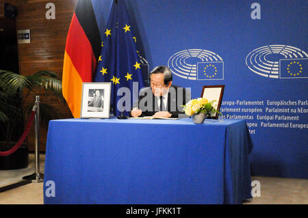 (170701)--Straßburg (Frankreich), 1. Juli 2017 (Xinhua)--chinesischen Staatspräsidenten Xi Jinping Special Envoy Wan Gang, auch stellvertretender Vorsitzender des Nationalkomitees der politischen Konsultativkonferenz und Minister für Wissenschaft und Technologie, das chinesische Volk schreibt einen Nachruf Tribut zum ehemaligen deutschen Bundeskanzler Helmut Kohl in Straßburg, der französischen Stadt beherbergt das Europäische Parlament am 1. Juli 2017. Wan Gang am Samstag besuchte die Gedenkfeier des ehemaligen Bundeskanzlers Helmut Kohl in Straßburg. (Xinhua/Claudine Girod-Boos) (Zjy) Stockfoto