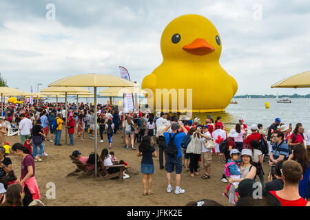 Toronto, Kanada. 1. Juli 2017. Menschen drängen sich die HTO Park, um Bilder und Selfies von der weltweit größten Rubber Duck während Redpath Waterfront Festival als Teil von Kanada 150 Feier statt. Dominic Chan/EXimages Stockfoto