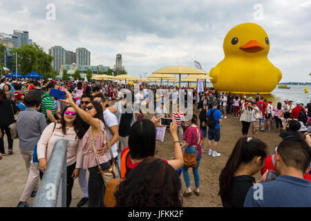 Toronto, Kanada. 1. Juli 2017. Menschen drängen sich die HTO Park, um Bilder und Selfies von der weltweit größten Rubber Duck während Redpath Waterfront Festival als Teil von Kanada 150 Feier statt. Dominic Chan/EXimages Stockfoto