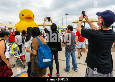 Toronto, Kanada. 1. Juli 2017. Menschen drängen sich die HTO Park, um Bilder und Selfies von der weltweit größten Rubber Duck während Redpath Waterfront Festival als Teil von Kanada 150 Feier statt. Dominic Chan/EXimages Stockfoto