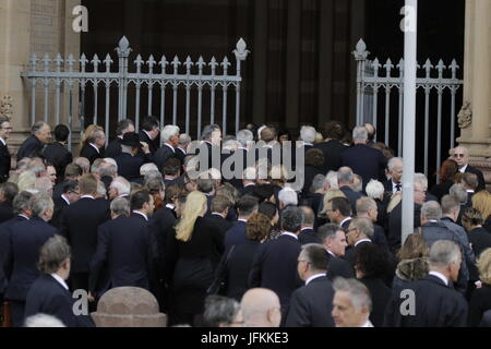 Speyer, Deutschland. 1. Juli 2017. Die geladenen Gäste geben Sie den Speyerer Dom. Eine Totenmesse für den ehemaligen deutschen Bundeskanzler Helmut Kohl wurde in der Kathedrale von Speyer statt. daran nahmen mehr als 100 geladene Gäste und mehrere tausend Menschen folgten die Masse vor der Kathedrale. Stockfoto