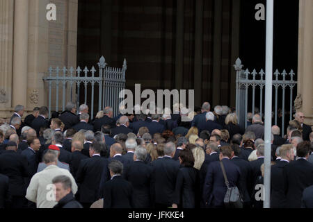 Speyer, Deutschland. 1. Juli 2017. Die geladenen Gäste geben Sie den Speyerer Dom. Eine Totenmesse für den ehemaligen deutschen Bundeskanzler Helmut Kohl wurde in der Kathedrale von Speyer statt. daran nahmen mehr als 100 geladene Gäste und mehrere tausend Menschen folgten die Masse vor der Kathedrale. Stockfoto