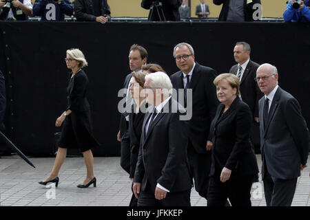 Speyer, Deutschland. 1. Juli 2017. Frank-Walter Steinmeier (2. von links), der Bundespräsident, seine Frau Elke Budenbender (links), Andreas Vosskuhle (Mitte), der Präsident der Bundesrepublik konstitutionelle Gericht Deutschland, Angela Merkel (2. von rechts), der Kanzler von Deutschland und der Präsident des Deutschen Bundestages Norbert Lammert (rechts), zu Fuß zum Speyerer Dom.  Eine Totenmesse für den ehemaligen deutschen Bundeskanzler Helmut Kohl wurde in der Kathedrale von Speyer statt. daran nahmen mehr als 100 geladene Gäste und mehrere tausend Menschen folgten die Masse vor der Kathedrale. Stockfoto