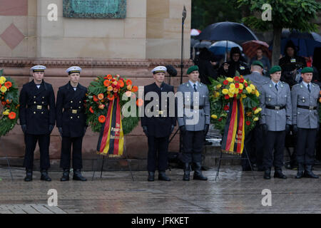 Speyer, Deutschland. 1. Juli 2017. Soldaten stehen neben mehreren Kränze. Eine Totenmesse für den ehemaligen deutschen Bundeskanzler Helmut Kohl wurde in der Kathedrale von Speyer statt. daran nahmen mehr als 100 geladene Gäste und mehrere tausend Menschen folgten die Masse vor der Kathedrale. Stockfoto