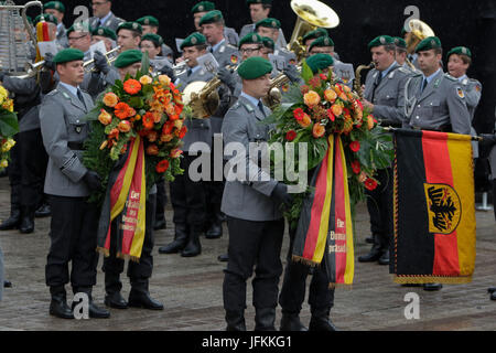 Speyer, Deutschland. 1. Juli 2017. Soldaten tragen Kränze an den Sarg von Helmut Kohl. Eine Totenmesse für den ehemaligen deutschen Bundeskanzler Helmut Kohl wurde in der Kathedrale von Speyer statt. daran nahmen mehr als 1000 geladene Gäste und mehrere tausend Menschen folgten die Masse vor der Kathedrale. Stockfoto