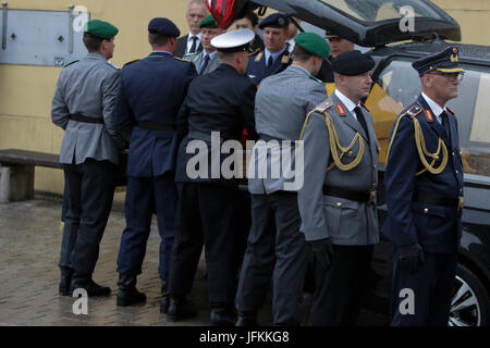 Speyer, Deutschland. 1. Juli 2017. In den Leichenwagen laden Soldaten den Sarg von Helmut Kohl. Eine Totenmesse für den ehemaligen deutschen Bundeskanzler Helmut Kohl wurde in der Kathedrale von Speyer statt. daran nahmen mehr als 1000 geladene Gäste und mehrere tausend Menschen folgten die Masse vor der Kathedrale. Stockfoto