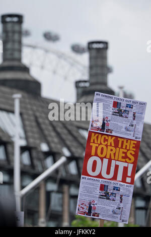 London,UK.1st Juli 2017. Demo gegen Sparpolitik mit Jeremy Corbyn sprechen im Parlament Square. © Julio Etchart/Alamy Live-Nachrichten Stockfoto