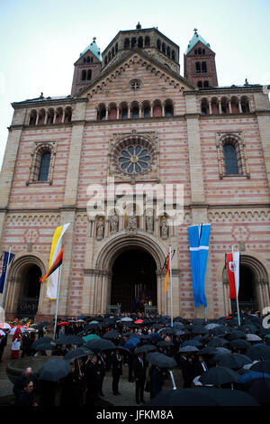 Speyer, Deutschland. 1. Juli 2017. Menschen besuchen ein Requiem für den verstorbenen Bundeskanzler Helmut Kohl in den Dom zu Speyer in Speyer, Deutschland, 1. Juli 2017. Kohl starb am 16. Juni im 87. Bildnachweis: Luo Huanhuan/Xinhua/Alamy Live-Nachrichten Stockfoto