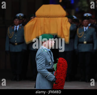 Speyer, Deutschland. 1. Juli 2017. Soldaten tragen den Sarg des verstorbenen Bundeskanzler Helmut Kohl aus dem Dom zu Speyer nach einer Totenmesse in Speyer, Deutschland, 1. Juli 2017. Kohl starb am 16. Juni im 87. Bildnachweis: Luo Huanhuan/Xinhua/Alamy Live-Nachrichten Stockfoto