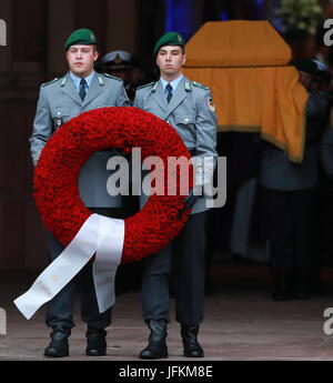 Speyer, Deutschland. 1. Juli 2017. Soldaten tragen den Sarg des verstorbenen Bundeskanzler Helmut Kohl aus dem Dom zu Speyer nach einer Totenmesse in Speyer, Deutschland, 1. Juli 2017. Kohl starb am 16. Juni im 87. Bildnachweis: Luo Huanhuan/Xinhua/Alamy Live-Nachrichten Stockfoto