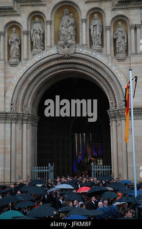 Speyer, Deutschland. 1. Juli 2017. Menschen besuchen ein Requiem für den verstorbenen Bundeskanzler Helmut Kohl in den Dom zu Speyer in Speyer, Deutschland, 1. Juli 2017. Kohl starb am 16. Juni im 87. Bildnachweis: Luo Huanhuan/Xinhua/Alamy Live-Nachrichten Stockfoto