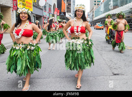 Toronto, Kanada. 1. Juli 2017. Verkleidete Teilnehmer während der 2017 Kanada Day Parade in Toronto, Kanada, 1. Juli 2017 durchführen. Rund 1.500 Teilnehmer in verschiedenen traditionellen Kostümen nahmen an dieser Veranstaltung zu Kanadas 150. Geburtstag am Samstag in Toronto zu feiern. Bildnachweis: Zou Zheng/Xinhua/Alamy Live-Nachrichten Stockfoto