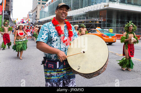 Toronto, Kanada. 1. Juli 2017. Verkleidete Teilnehmer während der 2017 Kanada Day Parade in Toronto, Kanada, 1. Juli 2017 durchführen. Rund 1.500 Teilnehmer in verschiedenen traditionellen Kostümen nahmen an dieser Veranstaltung zu Kanadas 150. Geburtstag am Samstag in Toronto zu feiern. Bildnachweis: Zou Zheng/Xinhua/Alamy Live-Nachrichten Stockfoto