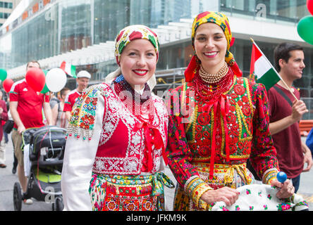 Toronto, Kanada. 1. Juli 2017. Zwei Teilnehmer im ungarischen Trachten posieren für Fotos während der 2017 Kanada Day Parade in Toronto, Kanada, 1. Juli 2017. Rund 1.500 Teilnehmer in verschiedenen traditionellen Kostümen nahmen an dieser Veranstaltung zu Kanadas 150. Geburtstag am Samstag in Toronto zu feiern. Bildnachweis: Zou Zheng/Xinhua/Alamy Live-Nachrichten Stockfoto