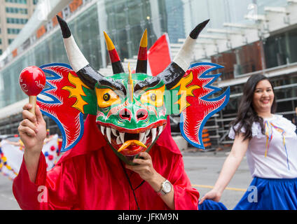 Toronto, Kanada. 1. Juli 2017. Ein Teilnehmer mit einer Maske führt während der 2017 Kanada Day Parade in Toronto, Kanada, 1. Juli 2017. Rund 1.500 Teilnehmer in verschiedenen traditionellen Kostümen nahmen an dieser Veranstaltung zu Kanadas 150. Geburtstag am Samstag in Toronto zu feiern. Bildnachweis: Zou Zheng/Xinhua/Alamy Live-Nachrichten Stockfoto