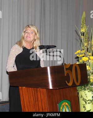 Casteau, Belgien. 1. Juli 2017. Supreme Headquarters Allied Powers Europe; Ehemaliger US Army vier-Sterne-General Ann Dunwoody spricht bei einer Feier von 50 Jahren außergewöhnliche Bildung anlässlich des 50. Jahrestages der Form International School. Mehr als 500 Alumni aus aller Welt besucht. Dunwoody ist die erste Frau in US militärische Geschichte, einen vier-Sterne-Offizier-Rang zu erreichen. Foto von Tim Clark/Alamy Stockfoto