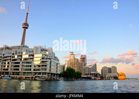 Toronto, Kanada. 1. Juli 2017. Toronto Harbourfront mit CN Tower und die riesige Gummiente, als Menschen versammeln sich zur Feier Kanada Tag und Uhr Feuerwerk am Abend. Bildnachweis: CharlineXia/Alamy Live-Nachrichten Stockfoto