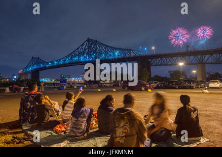 Montreal, Kanada. 1. Juli 2017. Menschen sind am Canada Day Feuerwerk beobachten. Stockfoto