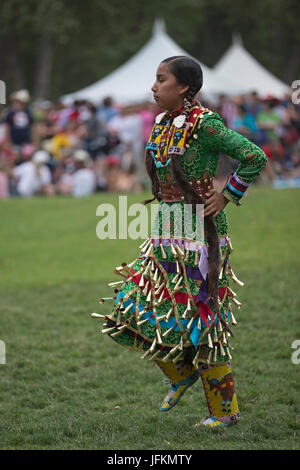 Calgary, Kanada. 1. Juli 2017. Powwow-Tänzer am Canada Day am Prince es Island Park in der Innenstadt von Calgary. Die Feier erinnert an Kanadas 150. Jubiläum der Eidgenossenschaft. Rosanne Tackaberry/Alamy Live-Nachrichten Stockfoto