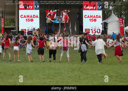 Calgary, Kanada. 1. Juli 2017. Reigen mit Publikumsbeteiligung für Powwow am Canada Day am Prince es Island Park in der Innenstadt von Calgary. Die Feier erinnert an Kanadas 150. Jubiläum der Eidgenossenschaft. Rosanne Tackaberry/Alamy Live-Nachrichten Stockfoto