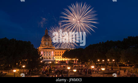 Edmonton, Alberta, Kanada, 1. Juli 2017. Feuerwerk über Alberta Legislative während Kanada 150 Feier. Credit: Jon Reaves/Alamy leben Nachrichten Stockfoto