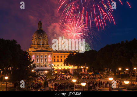 Edmonton, Alberta, Kanada, 1. Juli 2017. Feuerwerk über Alberta Legislative während Kanada 150 Feier. Credit: Jon Reaves/Alamy leben Nachrichten Stockfoto