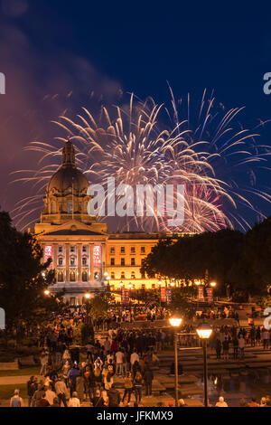 Edmonton, Alberta, Kanada, 1. Juli 2017. Feuerwerk über Alberta Legislative während Kanada 150 Feier. Credit: Jon Reaves/Alamy leben Nachrichten Stockfoto