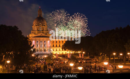 Edmonton, Alberta, Kanada, 1. Juli 2017. Feuerwerk über Alberta Legislative während Kanada 150 Feier. Credit: Jon Reaves/Alamy leben Nachrichten Stockfoto