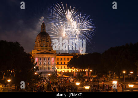 Edmonton, Alberta, Kanada, 1. Juli 2017. Feuerwerk über Alberta Legislative während Kanada 150 Feier. Credit: Jon Reaves/Alamy leben Nachrichten Stockfoto