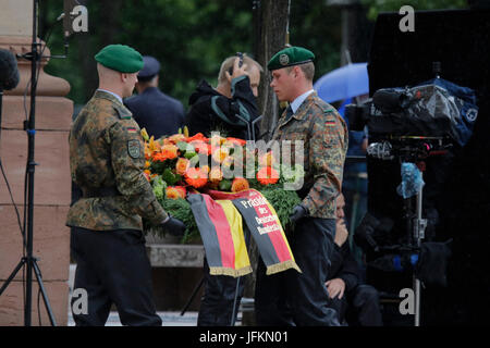 Zwei Soldaten tragen einen Kranz von der Präsidentin des Deutschen Bundestages. Die Exequien für den ehemaligen deutschen Bundeskanzler Helmut Kohl im Dom zu Speyer statt. Es nahmen über 1000 geladenen Gästen und mehrere tausend Menschen folgten die Masse außerhalb der Kathedrale. Foto: Cronos/Michael debets Stockfoto