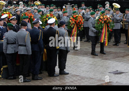 Soldaten tragen Kränze Vergangenheit der Sarg von Helmut Kohl. Die Exequien für den ehemaligen deutschen Bundeskanzler Helmut Kohl im Dom zu Speyer statt. Es nahmen über 1000 geladenen Gästen und mehrere tausend Menschen folgten die Masse außerhalb der Kathedrale. Foto: Cronos/Michael debets Stockfoto