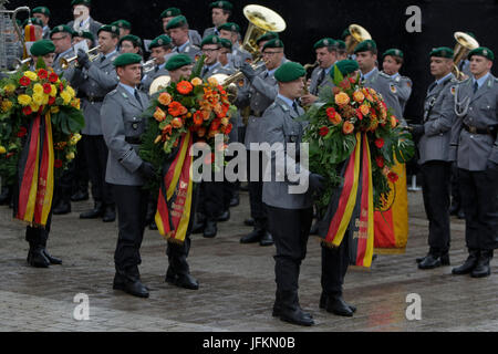 Soldaten tragen Kränze Vergangenheit der Sarg von Helmut Kohl. Die Exequien für den ehemaligen deutschen Bundeskanzler Helmut Kohl im Dom zu Speyer statt. Es nahmen über 1000 geladenen Gästen und mehrere tausend Menschen folgten die Masse außerhalb der Kathedrale. Foto: Cronos/Michael debets Stockfoto