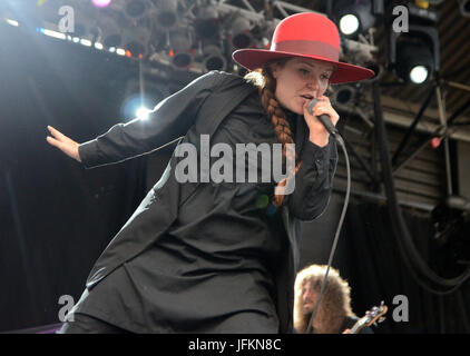 Milwaukee, Wisconsin, USA. 1. Juli 2017. Sänger Flint Eastwood führt live bei Henry Maier Festival Park beim Sommerfest in Milwaukee, Wisconsin. Ricky Bassman/Cal Sport Media/Alamy Live-Nachrichten Stockfoto