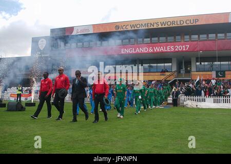 Derby, England, 2. Juli 2017. Die Beamten führen die Teams von Indien und Pakistan auf das Spielfeld beim Derby in der ICC-Frauen Weltmeisterschaft im County Ground. Bildnachweis: Colin Edwards/Alamy Live-Nachrichten. Stockfoto