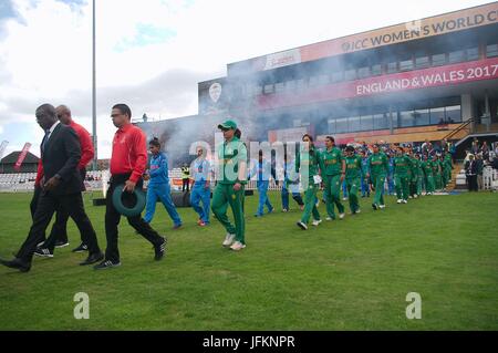 Derby, England, 2. Juli 2017. Die Beamten führen die Teams von Indien und Pakistan auf das Spielfeld beim Derby in der ICC-Frauen Weltmeisterschaft im County Ground. Bildnachweis: Colin Edwards/Alamy Live-Nachrichten. Stockfoto