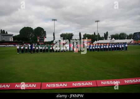 Derby, England, 2. Juli 2017. Die indischen und Pakistan Teams Line-up für die Nationalhymnen vor ihrem Spiel in der ICC-Frauen Weltmeisterschaft im Derby County Ground. Bildnachweis: Colin Edwards/Alamy Live-Nachrichten. Stockfoto