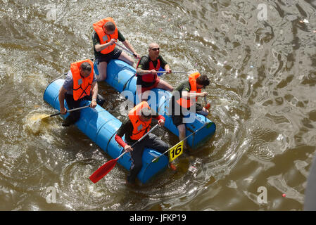 Chester, UK. 2. Juli 2017. Konkurrenten, die Teilnahme an der jährlichen Charity-Floß-Rennen auf dem Fluss Dee. Bildnachweis: Andrew Paterson/Alamy Live-Nachrichten Stockfoto