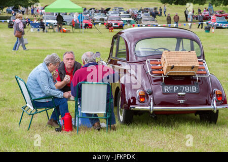 Leighton Hall-Auto-Show, Carnforth, Lancashire. 2. Juli 2017.  Die Oldtimer-Show kehrt in die historische Leighton Hall in Carnforth, Lancashire.  Von Mark Woodward klassische Veranstaltungen organisiert, dies ist nur eine von 12 zeigt an verschiedenen Standorten im Land gehalten und verfügt über mehr als 400 Oldtimer, Motorräder, Stationärmotoren, Werbespots und Oldtimer-Traktoren.  Bildnachweis: Cernan Elias/Alamy Live-Nachrichten Stockfoto