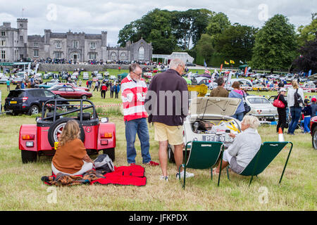 Leighton Hall-Auto-Show, Carnforth, Lancashire. 2. Juli 2017.  Die Oldtimer-Show kehrt in die historische Leighton Hall in Carnforth, Lancashire.  Von Mark Woodward klassische Veranstaltungen organisiert, dies ist nur eine von 12 zeigt an verschiedenen Standorten im Land gehalten und verfügt über mehr als 400 Oldtimer, Motorräder, Stationärmotoren, Werbespots und Oldtimer-Traktoren.  Bildnachweis: Cernan Elias/Alamy Live-Nachrichten Stockfoto