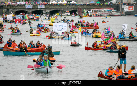 Hamburg, Deutschland. 2. Juli 2017. Teilnehmer in der Welle der Protest gegen den G20-Gipfel Paddeln auf Booten in einem Konvoi an der Binnenalster, Hamburg, Germany, 2. Juli 2017. Die Bürgerbewegung "Campact" machte einen Anruf für eine Boot-Demonstration an der Binnenalster. Foto: Axel Heimken/Dpa/Alamy Live News Stockfoto