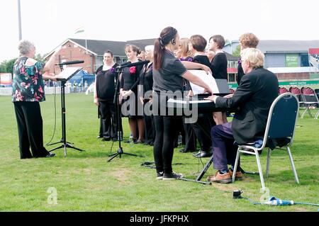 Derby, England, 2. Juli 2017. Der Rolls Royce Damen Chor unterhalten das Publikum vor der Indien V Pakistan in der ICC-Frauen Weltmeisterschaft im Derby County Ground übereinstimmen. Bildnachweis: Colin Edwards/Alamy Live-Nachrichten. Stockfoto