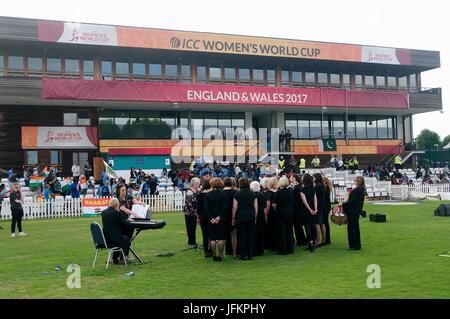 Derby, England, 2. Juli 2017. Der Rolls Royce Damen Chor unterhalten das Publikum vor der Indien V Pakistan in der ICC-Frauen Weltmeisterschaft im Derby County Ground übereinstimmen. Bildnachweis: Colin Edwards/Alamy Live-Nachrichten. Stockfoto