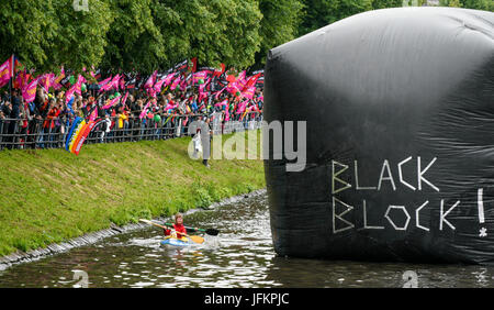 Hamburg, Deutschland. 2. Juli 2017. Teilnehmer in der Welle der Protest gegen den G20-Gipfel demonstrieren auf Booten und mit einem aufblasbaren "Schwarzen Block" an der Binnenalster, Hamburg, Germany, 2. Juli 2017. Die Bürgerbewegung "Campact" machte einen Anruf für eine Boot-Demonstration an der Binnenalster. Foto: Axel Heimken/Dpa/Alamy Live News Stockfoto