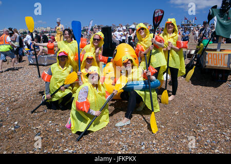 Brighton, UK. 2. Juli 2017. Die Highlight-Veranstaltung der Paddle Round The Pier Festival 2017. Das "Paddle etwas ungewöhnliche" ist die perfekte Gelegenheit für Wettbewerber zu trainieren ihre Kreativität und das Paddel mitmachen. Stadt von Brighton & Hove Beach, East Sussex, UK. 2. Juli 2017. Bildnachweis: David Smith/Alamy Live-Nachrichten Stockfoto