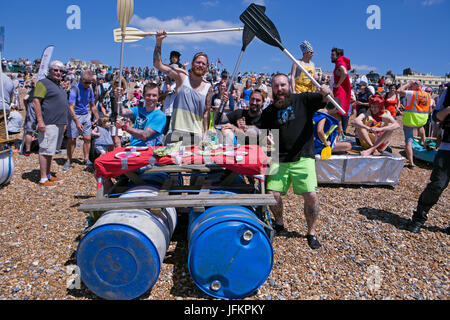 Brighton, UK. 2. Juli 2017. Die Highlight-Veranstaltung der Paddle Round The Pier Festival 2017. Das "Paddle etwas ungewöhnliche" ist die perfekte Gelegenheit für Wettbewerber zu trainieren ihre Kreativität und das Paddel mitmachen. Stadt von Brighton & Hove Beach, East Sussex, UK. 2. Juli 2017. Bildnachweis: David Smith/Alamy Live-Nachrichten Stockfoto