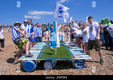 Brighton, UK. 2. Juli 2017. Die Highlight-Veranstaltung der Paddle Round The Pier Festival 2017. Das "Paddle etwas ungewöhnliche" ist die perfekte Gelegenheit für Wettbewerber zu trainieren ihre Kreativität und das Paddel mitmachen. Stadt von Brighton & Hove Beach, East Sussex, UK. 2. Juli 2017. Bildnachweis: David Smith/Alamy Live-Nachrichten Stockfoto