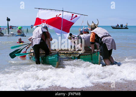 Brighton, UK. 2. Juli 2017. Die Highlight-Veranstaltung der Paddle Round The Pier Festival 2017. Das "Paddle etwas ungewöhnliche" ist die perfekte Gelegenheit für Wettbewerber zu trainieren ihre Kreativität und das Paddel mitmachen. Stadt von Brighton & Hove Beach, East Sussex, UK. 2. Juli 2017. Bildnachweis: David Smith/Alamy Live-Nachrichten Stockfoto