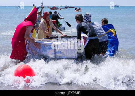 Brighton, UK. 2. Juli 2017. Die Highlight-Veranstaltung der Paddle Round The Pier Festival 2017. Das "Paddle etwas ungewöhnliche" ist die perfekte Gelegenheit für Wettbewerber zu trainieren ihre Kreativität und das Paddel mitmachen. Stadt von Brighton & Hove Beach, East Sussex, UK. 2. Juli 2017. Bildnachweis: David Smith/Alamy Live-Nachrichten Stockfoto